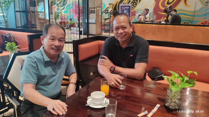 AKRAB. Ketua DPRD Sanggau, Jumadi saat bertemu dengan Mantan Bupati Sanggau, Yansen Akun Effendy di Jakarta. (IST)