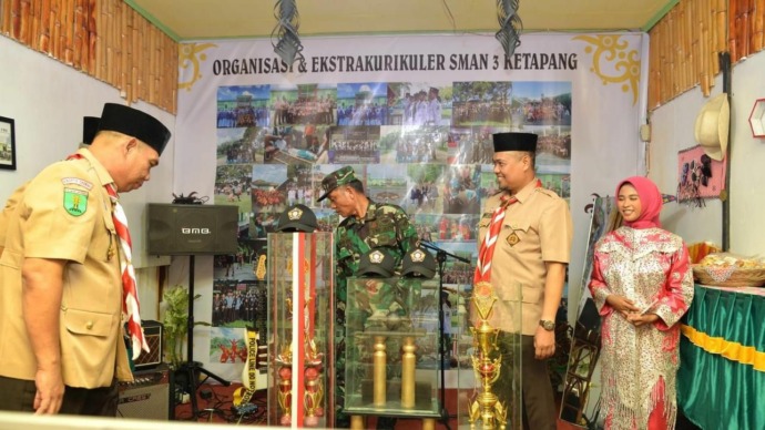 TINJAU STAN : Staf Ahli Bupati, Maryadi Asmu’ie, meninjau salah satu stan peserta Expo Pelajar Kreatif 2023 di Pentas Seni Pendopo Bupati Ketapang, Rabu (25/1) malam. (IST)