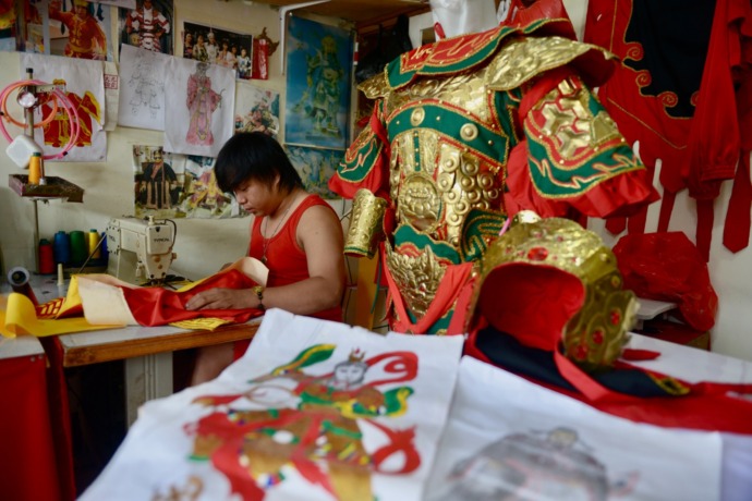 JAHIT JUBAH: Djap Ci Hen alias Ahien, seorang penjahit pakaian atau jubah tatung saat menyelesaikan pesanan pelanggan yang akan digunakan dalam perayaan Cap Go Meh mendatang, Rabu (25/1). (ARIEF NUGROHO/PONTIANAK POST)