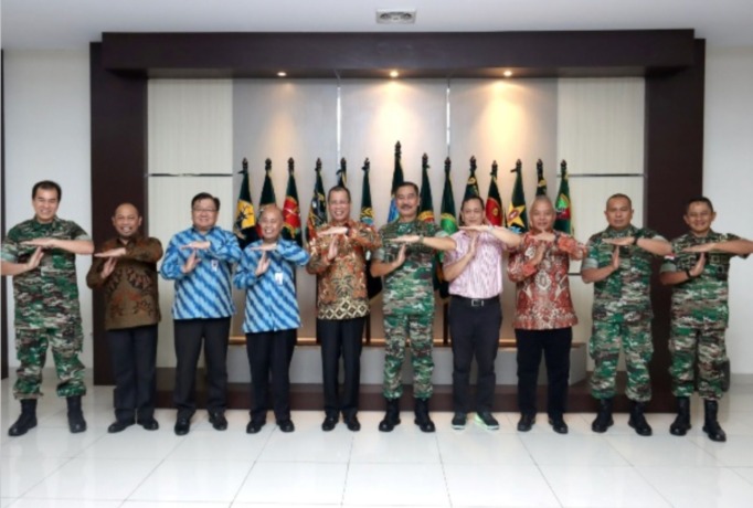 Foto bersama saat kunjungan Rektor Untan Garuda Wiko, melakukan audiensi dengan Panglima Kodam XII/Tanjungpura Mayjen TNI Sulaiman Agusto, Jumat (6/1). (IST)
