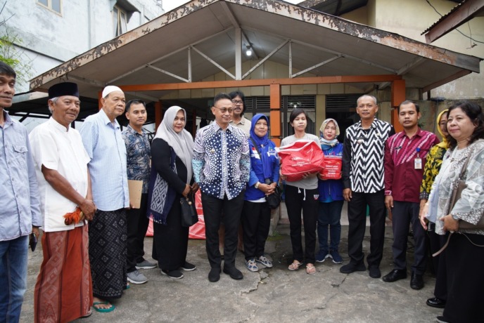 SERAHKAN BANTUAN:  Wali Kota Pontianak Edi Rusdi Kamtono menyerahkan bantuan secara simbolis kepada korban kebakaran di Jalan Prof Dr Hamka, Pontianak, kemarin. (IST)