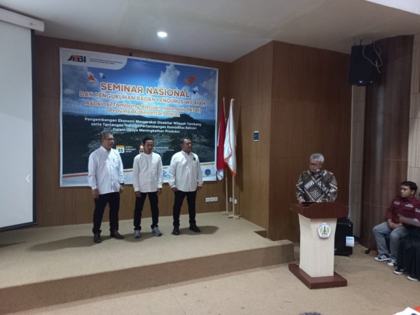 DIKUKUHKAN: Ketua Umum dan Dewan Pengurus Pusat ATBI, Probo Yuniar Wahyudianto saat mengukuhkan Badan Pengurus Wilayah Kalbar, Sabtu (25/2). SITI/PONTIANAK POST