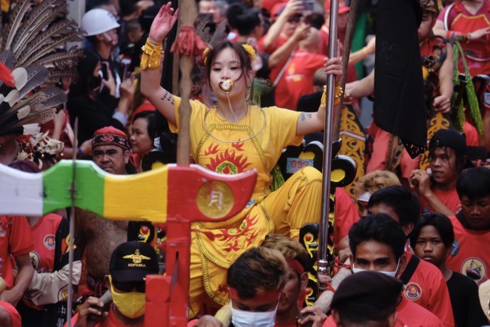 ATRAKSI TATUNG: Para tatung melakukan atraksi di depan panggung kehormatan dalam acara Festival Cap Go Meh di Singkawang, Minggu (5/2).