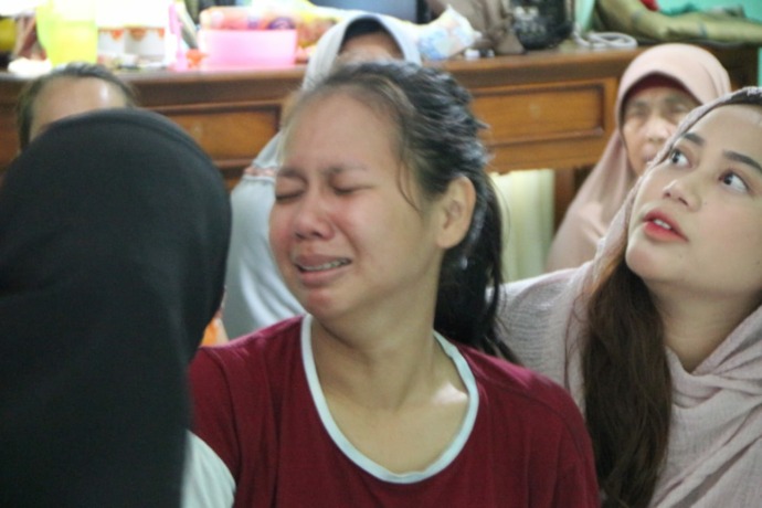 Istri korban menangis histeris mengetahui suaminya ditemukan tewas dibunuh. foto Istimewa
