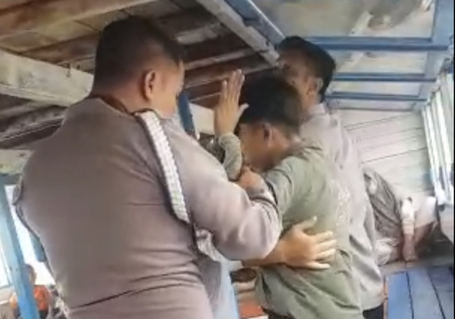 Tersangka pembunuh driver ojek online saat ditangkap polisi di atas kapal. foto istimewa