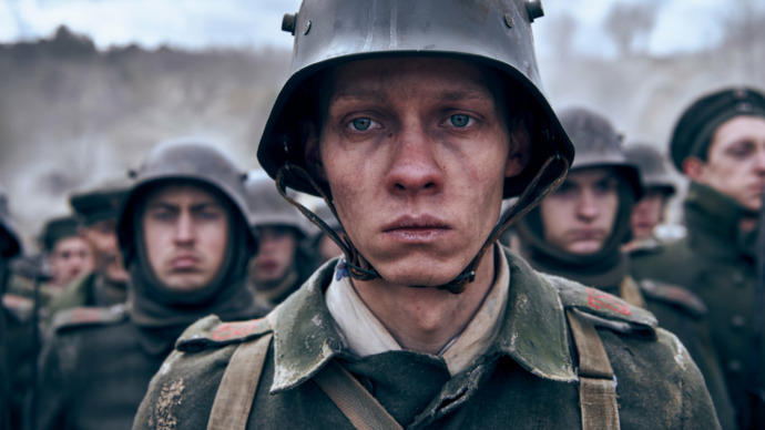 MENANG BANYAK: Felix Kammerer membintangi film antiperang All Quiet on the Western Front, yang memenangkan film terbaik di BAFTA 2023. REINER BAJO/NETFLIX