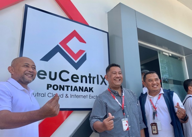 Direktur wholesale & international service Bogi Witjaksono berfoto didepan neuCentrIX Pontianak. foto Shando Safela