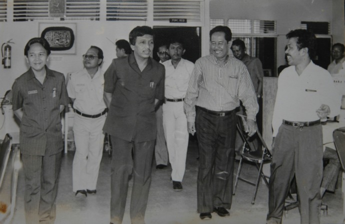 SOSOK: Pendiri Pontianak Post, Tabrani Hadi (kiri) saat masih muda pada suatu kesempatan. Tabrani Hadi menjadi saksi tumbuh dan berkembangnya koran yang bernama awal Akcaya ini. (IST)