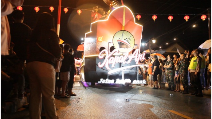 Mobil Kapal Api yang menarik perhatian penonton pawai lampion di Kota Singkawang. foto iPro