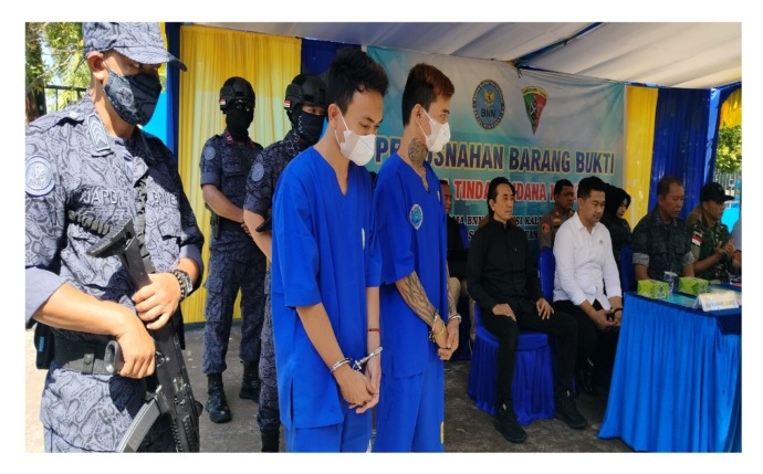 PEMUSNAHAN: Pemusnahkan barang bukti narkotika jenis sabu seberat 7,1 kilogram di halaman Kantor BNN Kota Pontianak, Selasa (21/2). (kiri) Kedua tersangka dihadirkan dalam proses pemusnahan tersebut. ADONG/PONTIANAKPOST