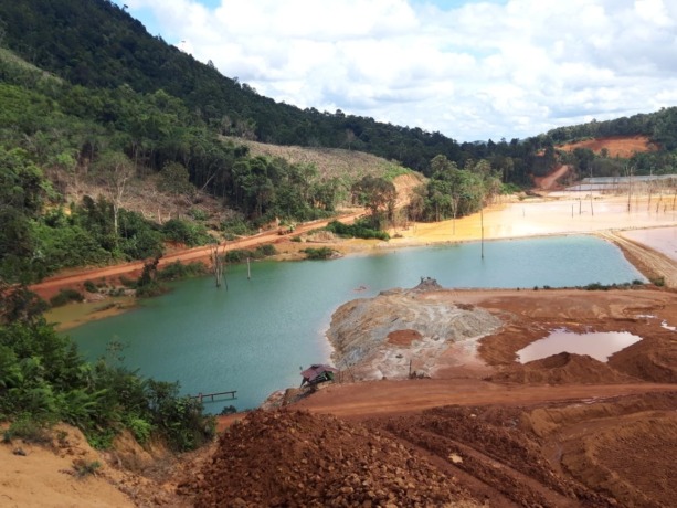TAMBANG: Tanah seluas 13 hektar milik Danel Alexsander S.Turnip yang diwariskan oleh orangtuanya di Desa Meranggau, Kecamatan Meliau, Sanggau diduga diserobot perusahaan pertambangan bauksit PT PPC. Lahan digunakan sebagai pencucian bauksit sehingga rusak