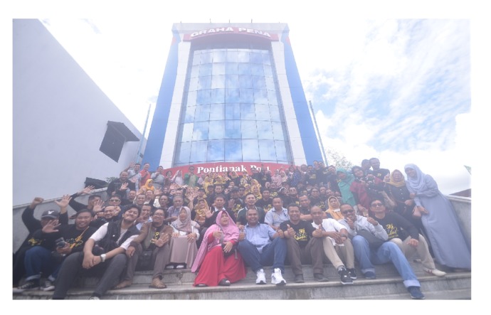 BERSAMA: Karyawan, pensiunan, dan eks-karyawan berfoto bersama di tangga gedung Graha Pena Pontianak