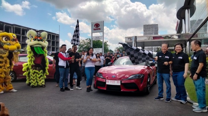 TERBARU: GR Brand Executive Coordinator, Mrs. Sopida Kurokawa (baju putih) dan jajaran manajemen Anzon Autoplaza Pontianak saat melepas pemenang undian test drive salah satu unit mobil sport Toyota terbaru, Supra GTR di Opening GR Zone Anzon Autoplaza Pon