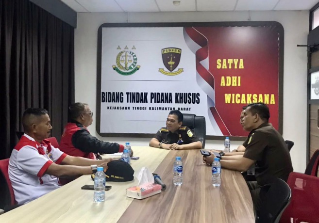 Laskar Anti Korupsi Indonesia saat berdiskusi dengan Kejaksaan Tinggi Kalimantan Barat. (Istimewa)