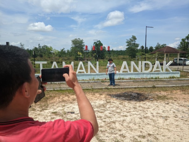 Pengunjung berfoto di Taman Landak, Kecamatan Mandor beberapa waktu lalu.(MIFTAHUL KHAIR/PONTIANAK POST)
