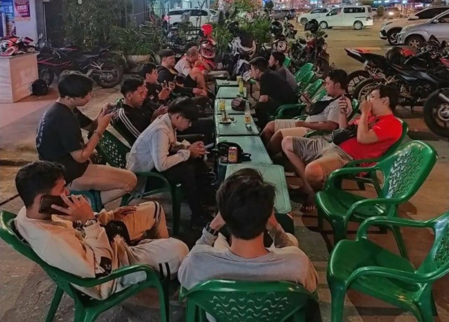 KOPI DARAT: Para anggota komunitas Honda CBR Independent Kalbar saling bercengkerama saat kopi darat di Pontianak belum lama ini.