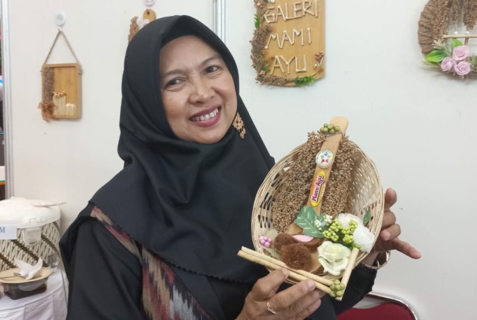 Mami Ayu memperlihatkan kerajinan berbahan dasar limbah sorgum. SITI/PONTIANAK POST