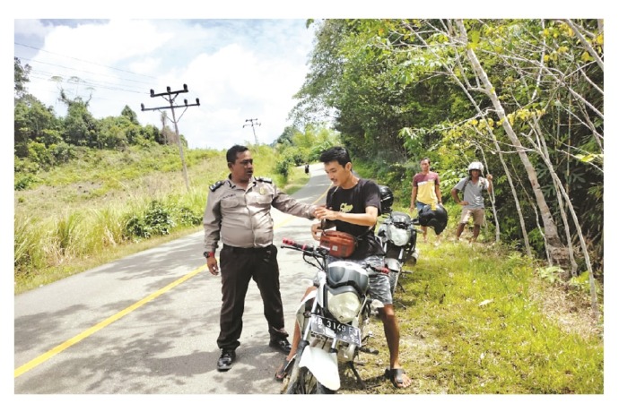 LOKASI: Korban saat menunjukkan lokasi dimana dia dibegal oleh orang tak dikenal.  ISTIMEWA / FIK / KAPUAS HULU