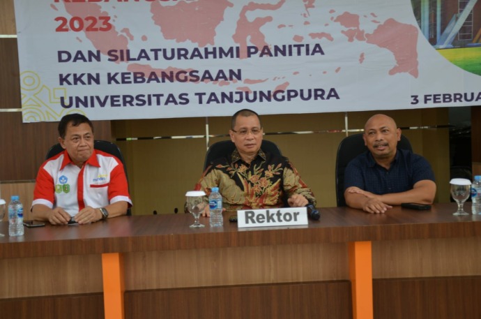 LUNCURKAN : (ki-ka) Pelopor KKN Kebangsaan, Hasrullah; Rektor Untan, Garuda Wiko; dan Ketua Panitia KKN Kebangsaan XI, Eka Priadi, saat menghadiri kegiatan peluncuran logo dan silaturahmi Panitia KKN Kebangsaan 2023. UNTAN FOR PONTIANAK POST