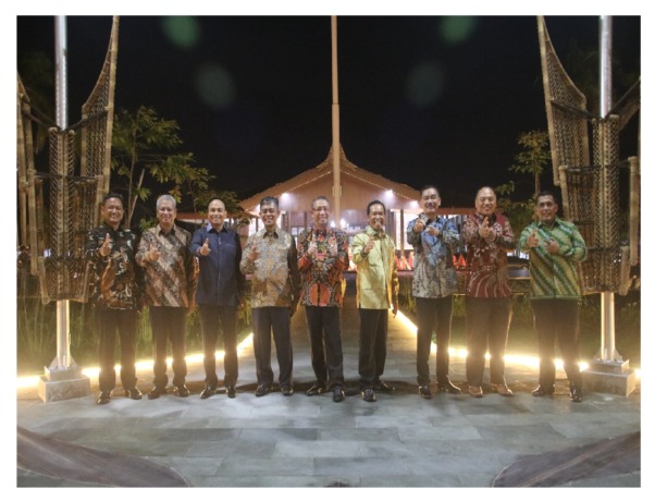 FORKOPIMDA : Anggota Forum Komunikasi Pimpinan Daerah (Forkopimda) Kalbar foto bersama di depan Pendopo Gubernur Kalbar saat acara ramah tamah dan pisah sambut Kajati Kalbar, Sabtu (18/2).  BIRO ADPIM KALBAR FOR PONTIANAK POST