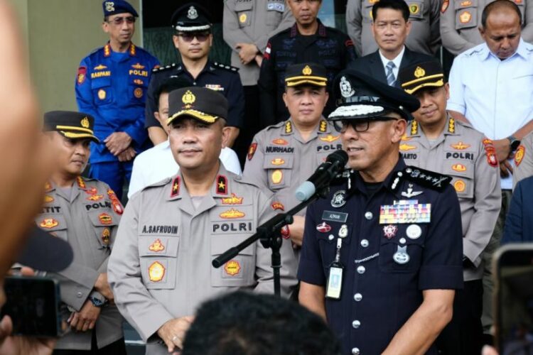 KERJA SAMA: Wakapolda Kalbar Brigjen Pol Asep Safrudin (kiri) dan Pesuruh Jaya Polis Kuching Sarawak oleh YDH CP Dato