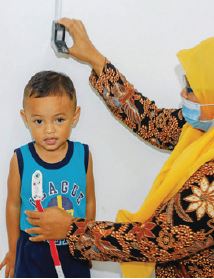BEDA DENGAN STUNTING: Seorang anak diukur tingginya. Jika stunting adalah tubuh pendek karena malanutrisi dan penyakit kronis, GHD disebabkan hormon atau genetik. Dengan intervensi lebih cepat, pertumbuhan anak bisa dioptimalkan. Foto merupakan ilustrasi.