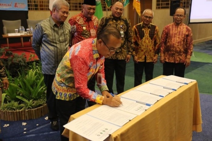 ISTIMEWA / HAR / SINGKAWANG KOMITMEN : Penandatanganan Deklarasi Singkawang oleh Sekretaris Daerah Provinsi Kalbar berserta masing-masing perwakilan kepala daerah untuk kominten kerjasama pembentukan kawasan terpadu SINGBEBASWAH.