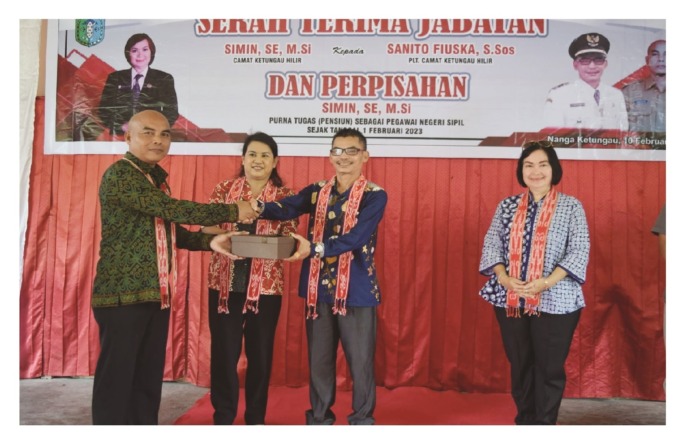 PURNA TUGAS : Sekretaris Daerah Kabupaten Sintang Yosepha Hasnah menghadiri acara serah terima jabatan dan perpisahan Camat Ketungau Hilir, di Balai Tembesuk Kantor Camat Ketungau Hilir.