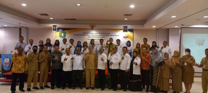 DIABADIKAN: Para pengurus Forum Pengelola Lembaga Kursus dan Pelatihan periode 2022-2027 berfoto bersama usai dilantik.
