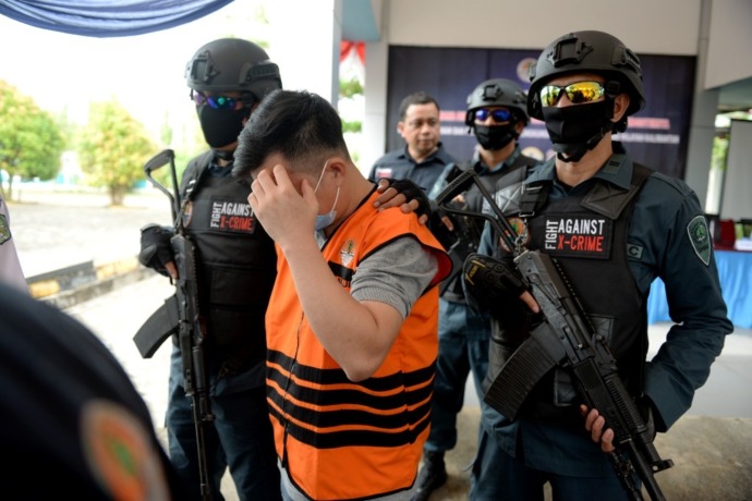 PENYELUNDUPAN: Tersangka tindak pidana kepemilikan satwa liar dilindungi Le Van Hieu (LVH) dikawal petugas, Rabu (15/2). LVH merupakan warga negara Vietnam sekaligus Nahkoda  kapal MV Royal  06 berbendera Vietnam yang mengangkut 36 satwa dilindungi. ARIEF