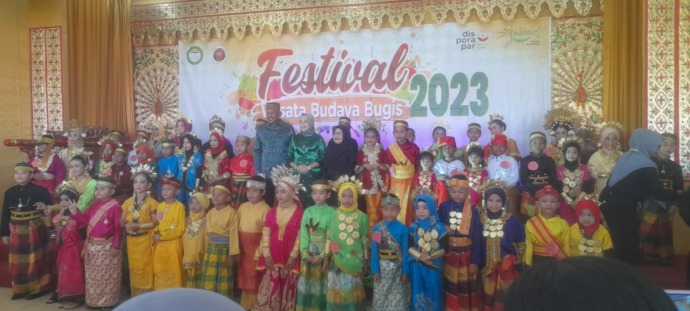 Ketua FKOB Kalbar Ardiansyah bersama puluhan peserta fahsion show adat budaya bugis