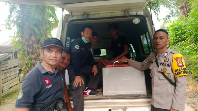 Bhabinkamtibmas Polsek Ngabang bersama Petugas Puskesmas Jelimpo dan warga menjemput ODGJ untuk dibawa ke RSJ Singkawang, Rabu (22/2). (ISTIMEWA)