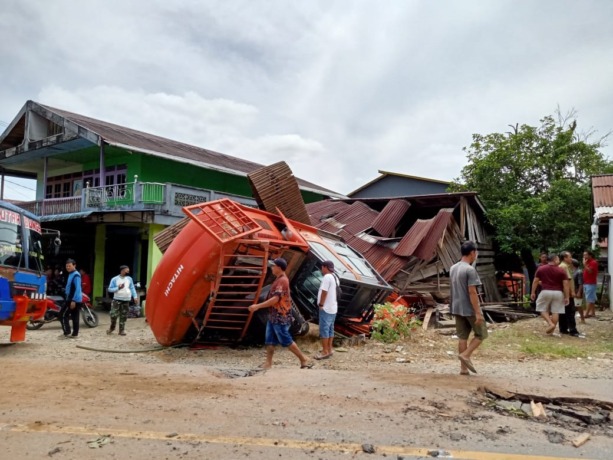 Kondisi ekskavator yang menimpa rumah warga di Desa Untang Kecamatan Banyuke Hulu Kabupaten Landak, Rabu (22/2). (ISTIMEWA)