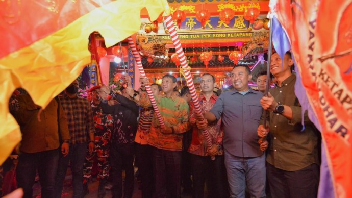 LEPAS PAWAI : Wabup Ketapang, Farhan, bersama Forkopimda Ketapang melepas pawai Cap Go Meh di Kelenteng Tua Pek Kong, Minggu (5/2) malam. (IST)