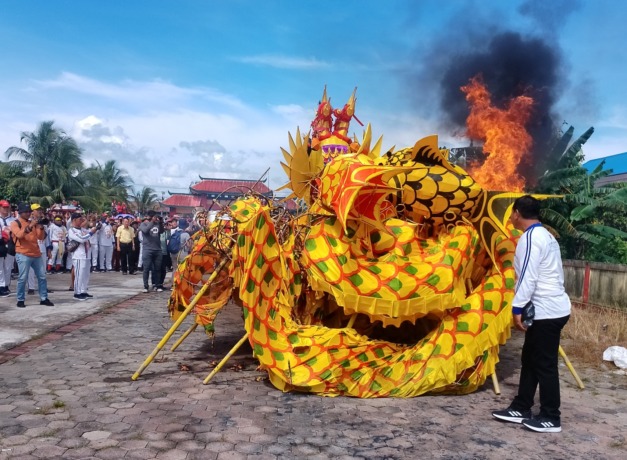 BAKAR NAGA: Perkumpulan pemain replika naga mengikuti proses  pembakaran di Taman Pemakaman Yayasan Bhakti Suci, Jalan Adi Sucipto, Senin (6/2). Ritual tersebut sekaligus menandakan berakhirnya perayaan Cap Go Meh di Pontianak. (HARYADI/PONTIANAKPOST)