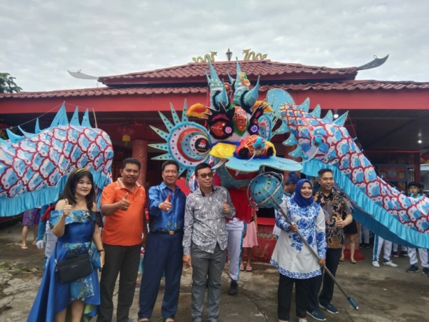 Ketua DPD Partai Demokrat Kalbar, Ermin Elviani, menghadiri ritual buka mata naga di Gang Ketapang, Jalan Gajah Mada, pada Jumat (3/2). (IST)