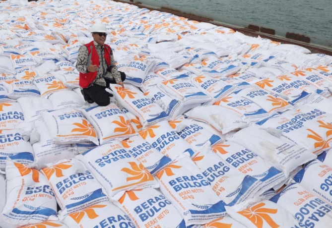 IMPOR BERAS: Pemerintah melalui perum Bulog mengimpor beras dari luar negeri untuk memenuhi pemenuhan stok cadangan beras pemerintah (CBP). Impor beras dilakukan secara bertahap, mulai dari Desember tahun lalu hingga Februari 2023. (FEDRIK TARIGAN/JAWAPOS