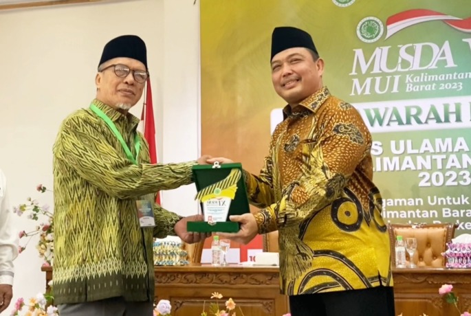 CENDERA MATA: Ketua MUI Kalbar masa khidmat 2023-2028 Basri Har menyerahkan cendera mata kepada Wagub Kalbar Ria Norsan usai penutupan Musda IX MUI Kalbar. BIRO ADPIM KALBAR FOR PONTIANAK POST