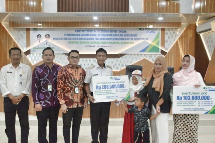 SANTUNAN : Wabup Ketapang, Farhan, menyerahkan santunan kepada warga yang terdaftar sebagai peserta BPJS Ketenagakerjaan. (IST)