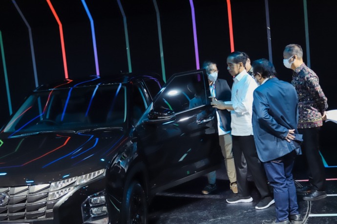 Presiden Republik Indonesia melihat edisi terbaru dari Hyundai CRETA Dynamic Black Edition yang diluncurkan dalam gelaran IIMS 2023. (IST)