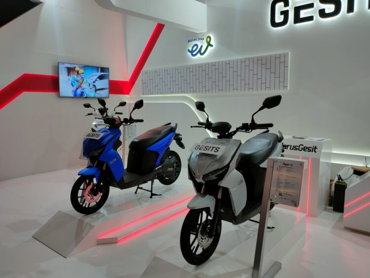 RIAN ALFIANTO/JAWAPOS.COM MOTOR LISTRIK: Gesits Raya, salah satu sepeda motor listrik yang dirilis di Indonesia International Motor Show (IIMS) 2023 yang berlangsung sampai 26 Februari mendatang di Jakarta.