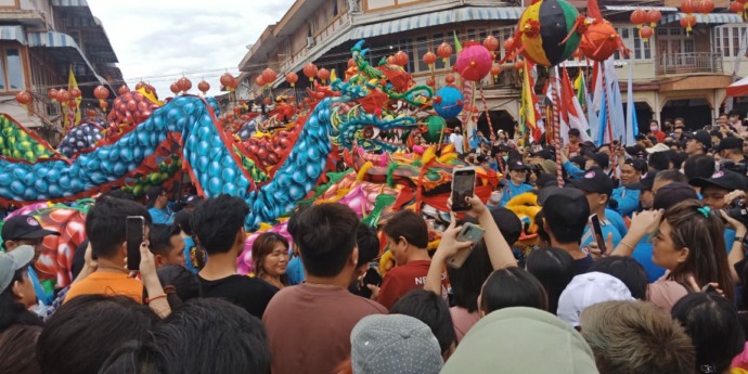 Prosesi buka mata naga dimulai di vihara Tridharma Bumi Raya di tengah Kota Singkawang, Jumat (3/1). Prosesi ini mengawali pembukaan perayaan Imlek dan Cap Go Meh 2023 di Kota Singkawang. (IST)