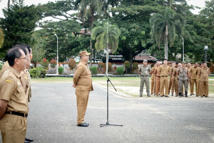ARAHAN : Sekda Ketapang, Alexander Wilyo, memberikan arahan saat memimpin apel di lingkungan Setda Ketapang, Senin (13/2) pagi. (IST)