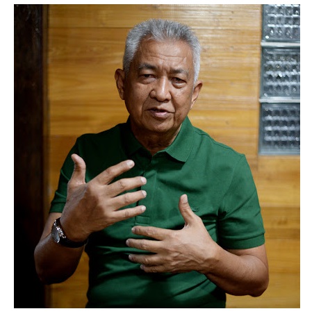 BERI PENJELASAN: Pengacara senior Kalbar, M. Tamsil Sjoekoer, saat ditemui di kediamannya, memberikan penjelasan mengenai bagaimana kiat mereka menjaga kepercayaan klien selama ini. ARIEF NUGROHO/PONTIANAK POST