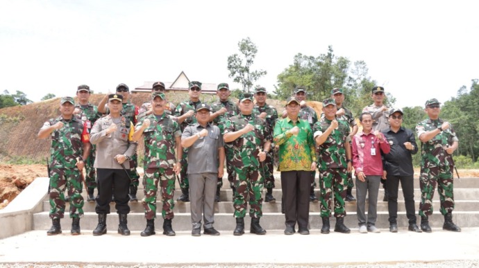KUNKER : Panglima TNI, Laksamana Yudo Margono berfoto bersama jajaran Forkopimda di Kabupaten Bengkayang saat kunker ke PLBN Jagoi Babang, Kamis (30/3). IST/SIG/ BENGKAYANG
