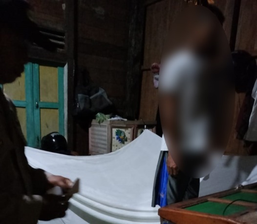 TERGANTUNG: Korban saat masih tergantung di kamarnya ini diduga melakukan bunuh diri karena tidak tahan dengan penyakitnya. IST/FIK/KAPUAS HULU