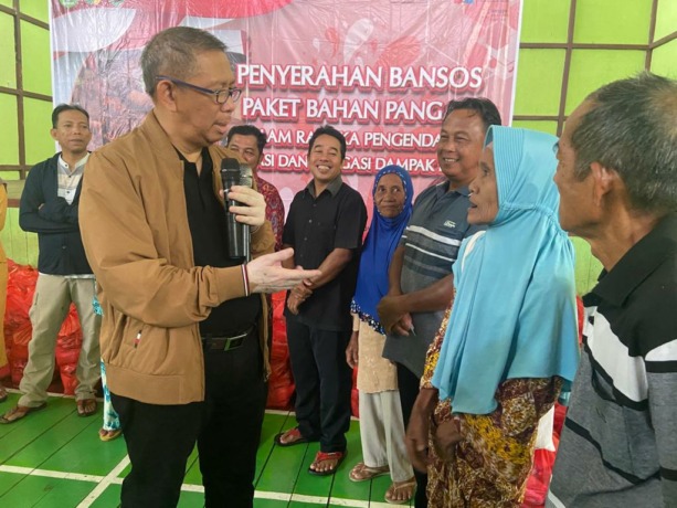 Gubernur Sutarmidji saat menyerahkan bansos paket bahan pangan dalam rangka pengendalian dan mitigasi dampak inflasi di Kantor Camat Silat Hulu, Minggu (12/3). foto Idil Aqsa Akbary