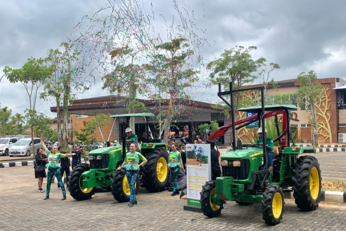 Traktor terbaru John Deere 5075E diluncurkan saat customer gathering di Qubu Resort, Kamis (16/3). foto Shando Safela