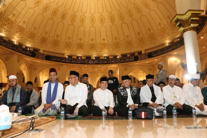SUBUH AKBAR: Gubernur Sutarmidji dan Wagub Ria Norsan saat menghadiri Subuh Akbar Bersama UAS di Masjid Raya Mujahidin, Sabtu (4/3). BIRO ADPIM KALBAR FOR PONTIANAK POST