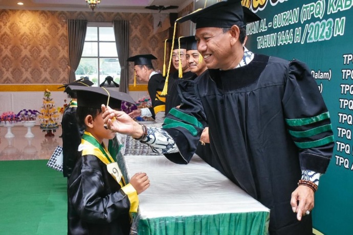 WISUDA: Wabup Ketapang, Farhan, mewisuda 305 siswa dari 26 TPQ di Ketapang, Minggu (19/3). IST